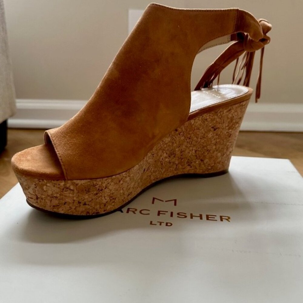 NEW IN BOX MARC FISCHER SUEANN WEDGE SANDAL COGNAC SUEDE FRINGE TIE BACK SZ 7.5 - Picture 3 of 10
